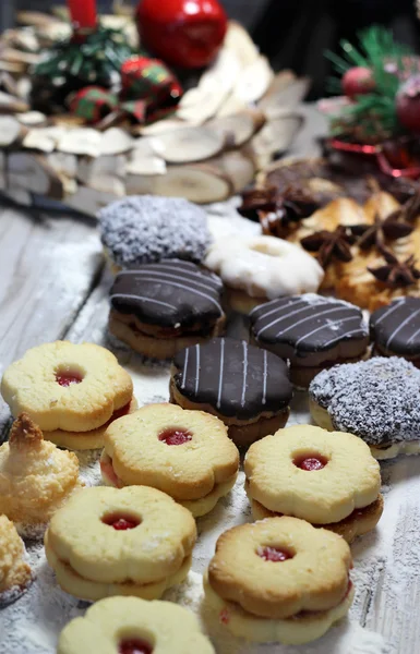 Mix di biscotti natalizi con cannella sul tavolo — Foto Stock