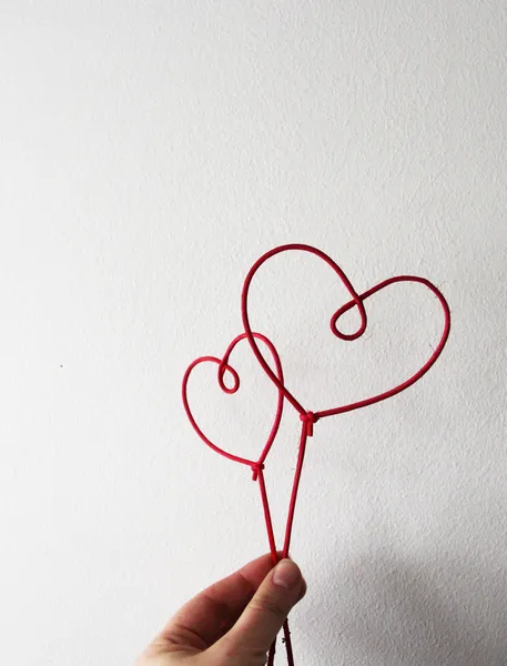 Coração de papel vermelho na vara no fundo branco — Fotografia de Stock