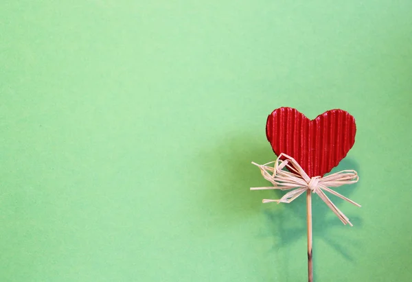 Coração de papel vermelho na vara no fundo branco — Fotografia de Stock