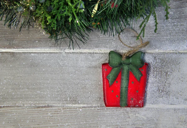 Belle boîte cadeau jouet sur le fond en bois — Photo