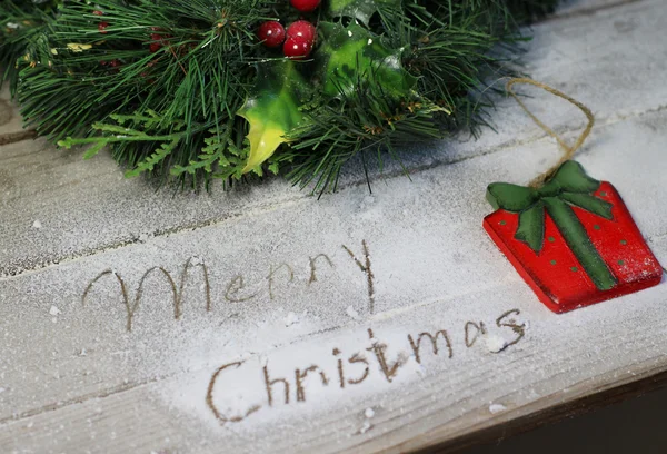 Hermosa caja de regalo de juguete en el fondo de madera —  Fotos de Stock