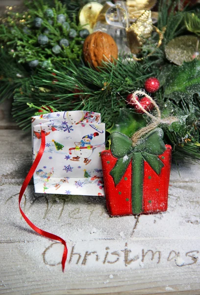 Bonito brinquedo caixa de presente de madeira e grinalda de Natal — Fotografia de Stock