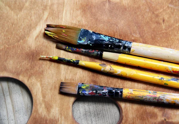Güzel ahşap sanatı paleti ve Boya fırçaları karışımı — Stok fotoğraf
