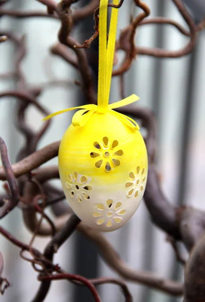 Huevos de Pascua colgando del árbol — Foto de Stock