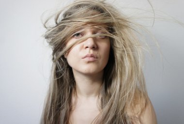 uzun güzel sarı saçlı olan kadın