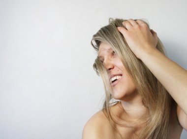 uzun güzel sarışın saçlı genç gülümseyen kadın