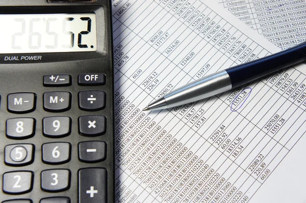 Office table with calculator, pen and accounting document — Stock Photo, Image