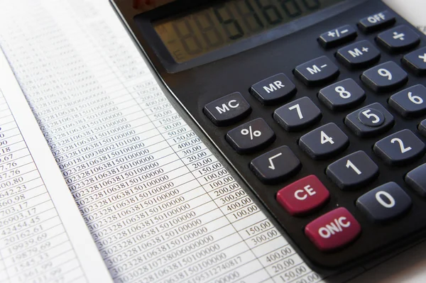 Офісна таблиця з калькулятором і бухгалтерським документом — стокове фото
