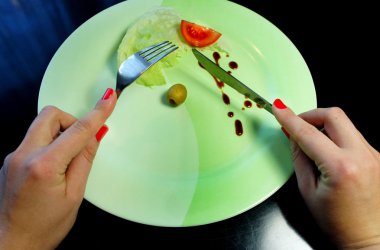 bir parça yiyecek ve kadın el ile büyük tabak