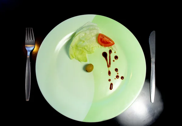 Grande prato com um pequeno pedaço de comida — Fotografia de Stock