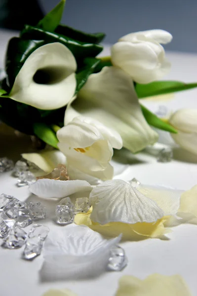 Schöner Hochzeitsstrauß aus weißen Callas und Tulpen — Stockfoto