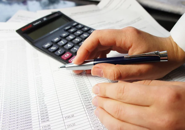 Office tabulka s kalkulačka, pera a účetním dokladem — Stock fotografie