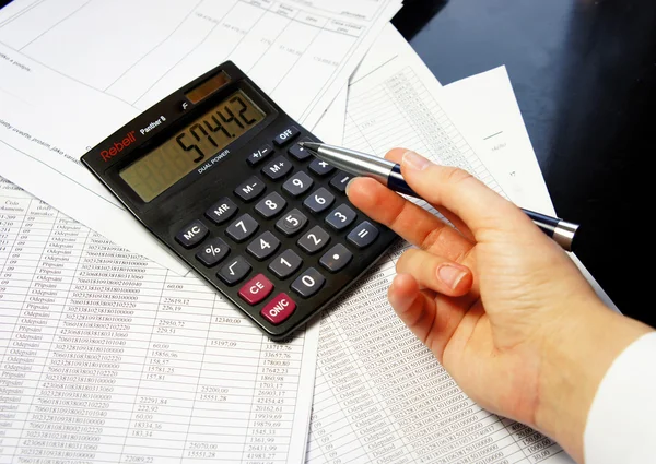Office tabulka s kalkulačka, pera a účetním dokladem — Stock fotografie