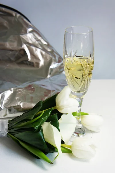 Прекрасный свадебный букет из белых калл и тюльпанов — стоковое фото