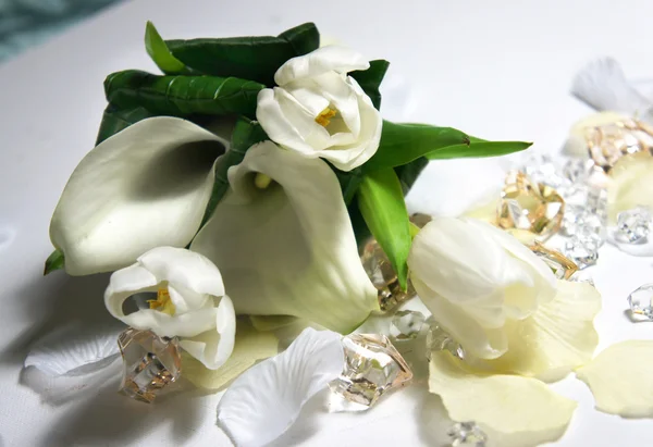 Beau bouquet de mariage de callas et tulipes blanches — Photo