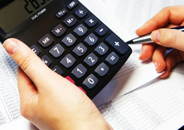 Офісна таблиця з калькулятором, ручкою та бухгалтерським документом — стокове фото