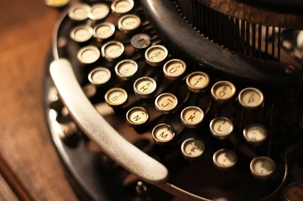 Vecchia macchina da scrivere retrò vintage in legno — Foto Stock