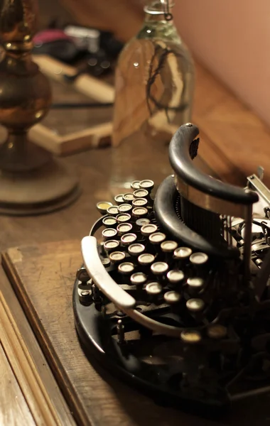Vecchia macchina da scrivere retrò vintage in legno — Foto Stock