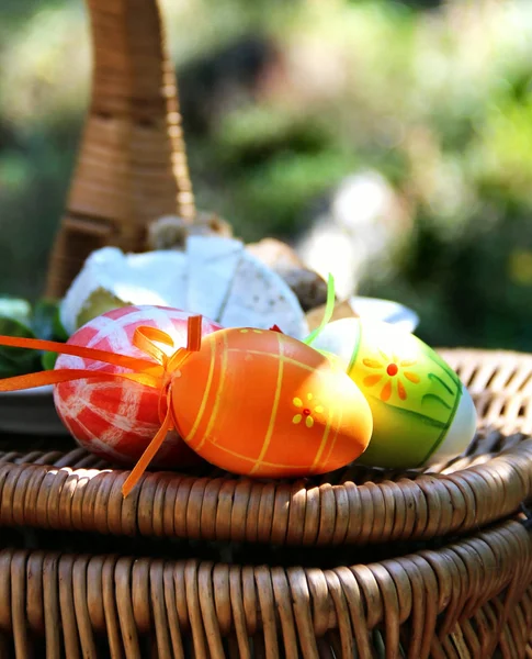 Ovos de Páscoa coloridos e cesta — Fotografia de Stock