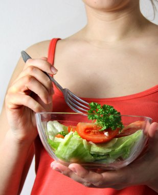 sebze salatası ile genç kadın