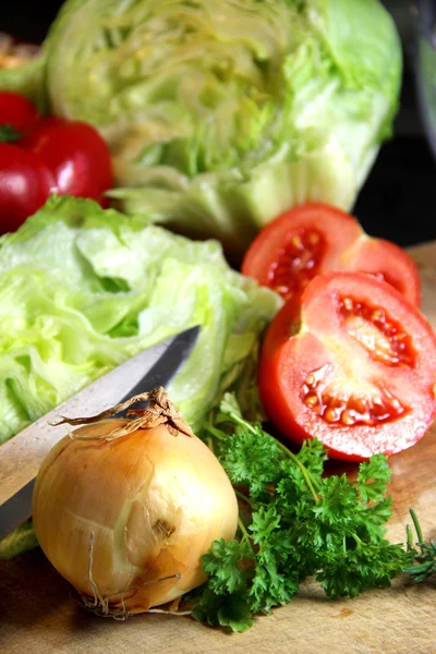 Mistura de ingredientes fatiados para salada de legumes — Fotografia de Stock