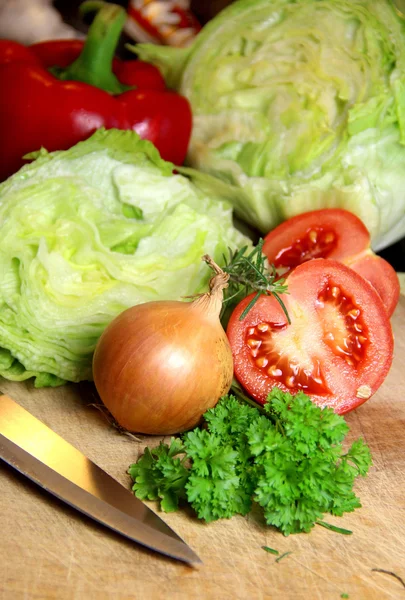 Sebze salatası için dilimlenmiş malzemelerle karıştırın — Stok fotoğraf