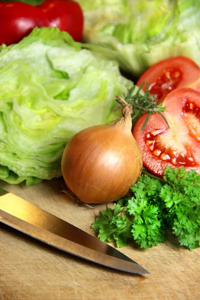 Sebze salatası için dilimlenmiş malzemelerle karıştırın — Stok fotoğraf