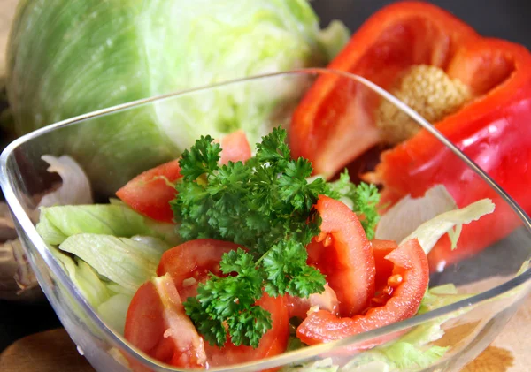 Mezcla de ingredientes en rodajas para ensalada de verduras —  Fotos de Stock