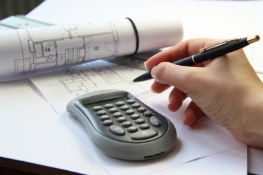 Mimari Proje araçları ve anahtarları ile Ofis Masası üzerinde