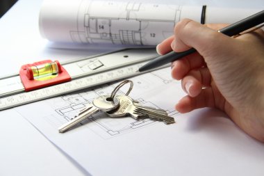 Mimari Proje araçları ve anahtarları ile Ofis Masası üzerinde