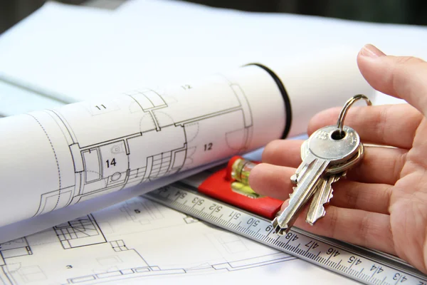 Proyecto de arquitectura sobre la mesa con herramientas y llaves — Foto de Stock