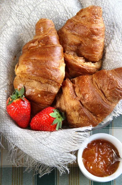 Croissant français frais sur la table — Photo