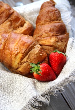 Masanın üzerine taze Fransız kruvasan