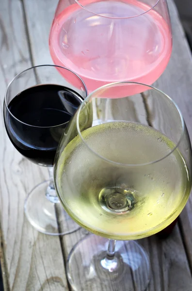 Blanda glas rött, rosa och vitt vin — Stockfoto