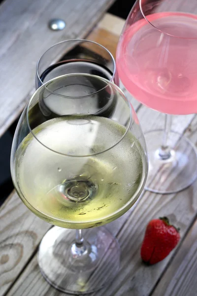 Meng glazen rood, rose en witte wijn — Stockfoto