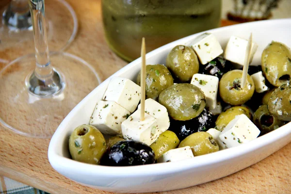 Mélange d'olives vertes et noires sur la table — Photo