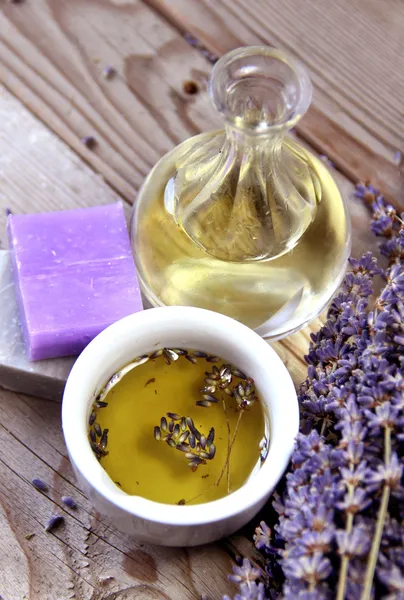 Mistura de flores de lavanda e cosmético — Fotografia de Stock