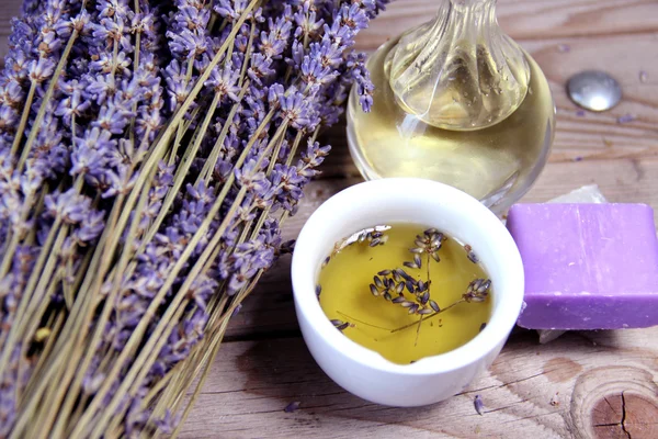 Mistura de flores de lavanda e cosmético — Fotografia de Stock