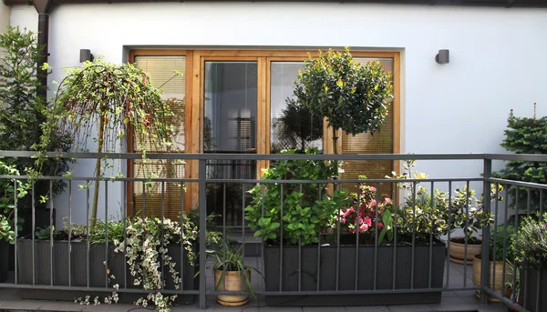 Prachtig terras met een heleboel bloemen — Stockfoto