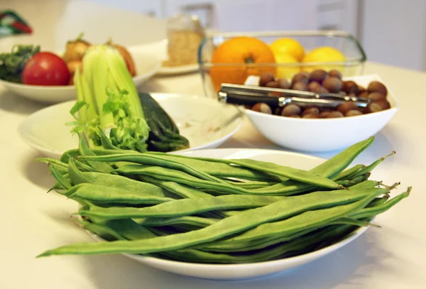Тарілки зі здоровою їжею на білому кухонному столі — стокове фото