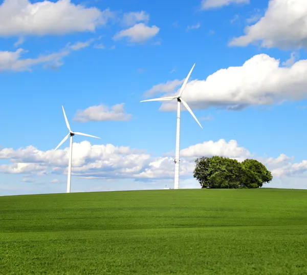 Wind turbines and cloudy blue sky — Stock Photo, Image