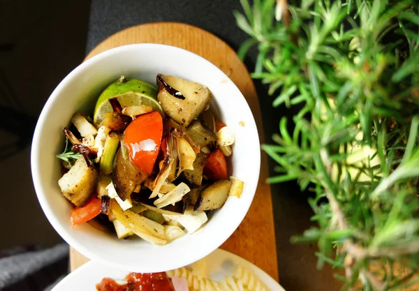 Mezcla de verduras a la parrilla en el plato — Foto de Stock