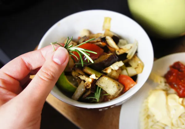 Mélange de légumes grillés dans l'assiette — Photo