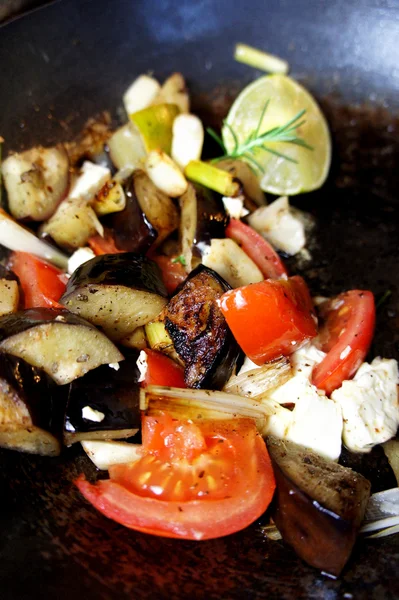 Mezcla de verduras a la parrilla en el wok — Foto de Stock