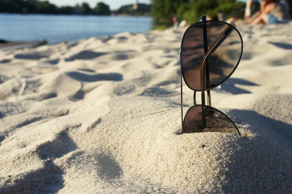 Vrouwelijke zonnebril op het strand, zon en zand — Stockfoto