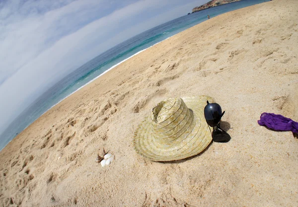 Nyári kalap és sunglasseas a strandon — Stock Fotó