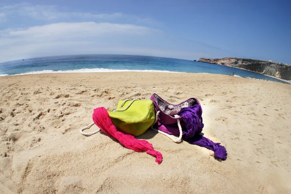 Livlige sommersekker på stranden – stockfoto