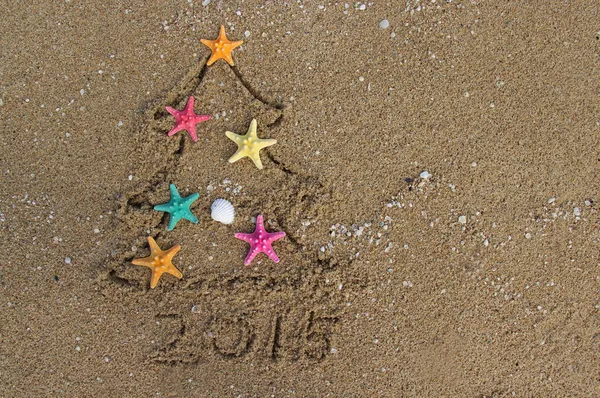 Weihnachten und Neujahr am Strand — Stockfoto