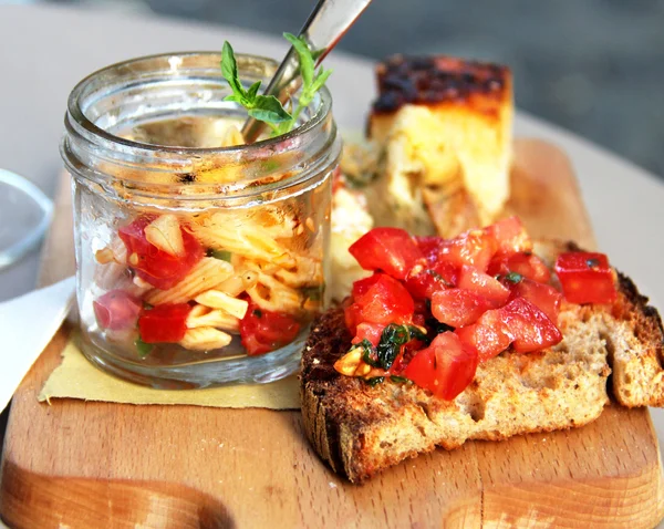 Italské jídlo s těstovinami kousky pizzy a bruschetta — Stock fotografie