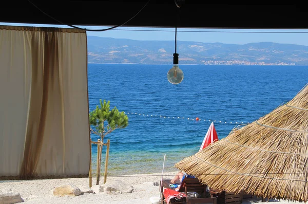 Playa Soleada Sombrilla Paja Mar Azul — Foto de Stock